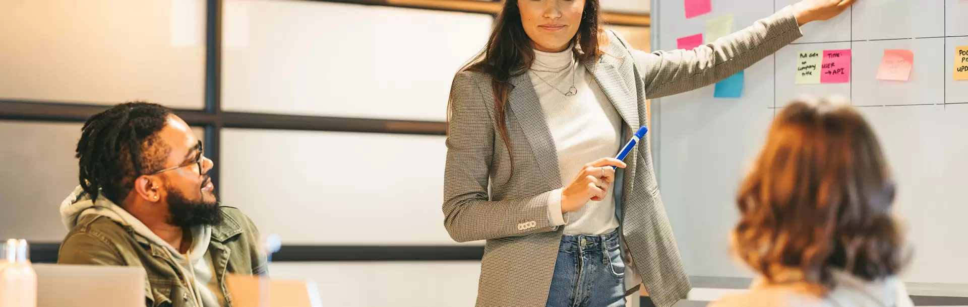 Profesionales estudiando inglés