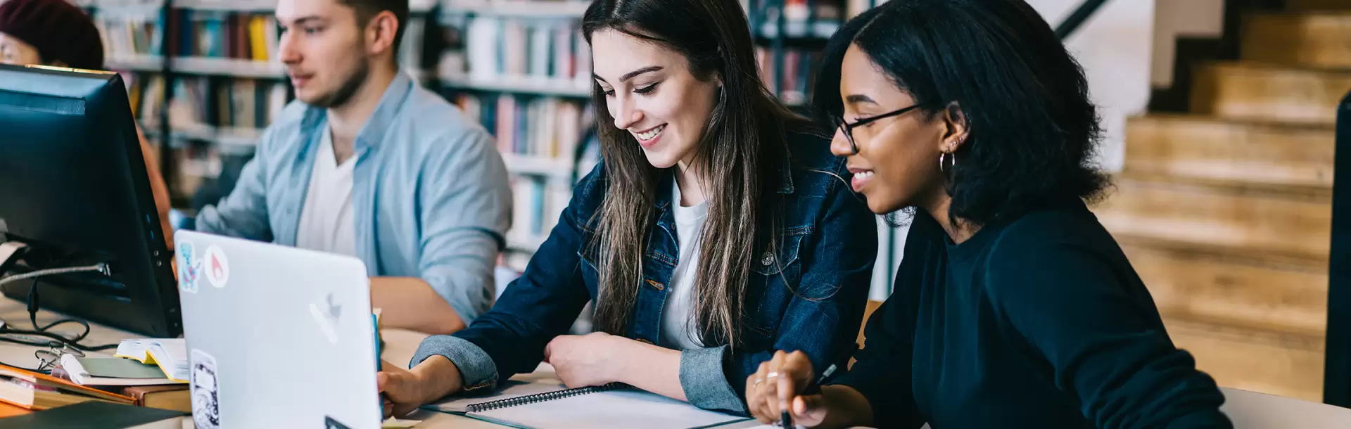Personas presentando examen de inglés